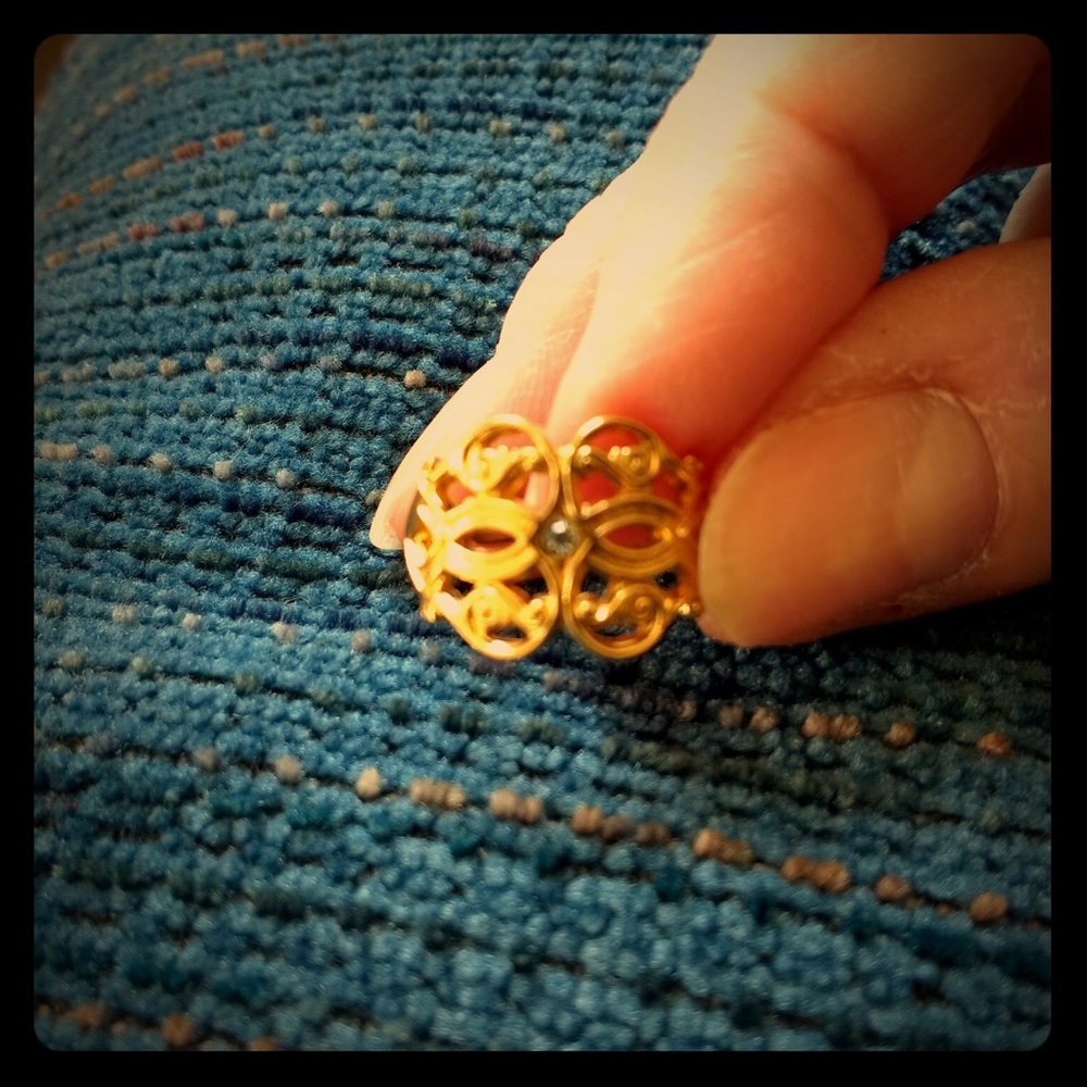Avon glistening touch filigree crystal stone ring